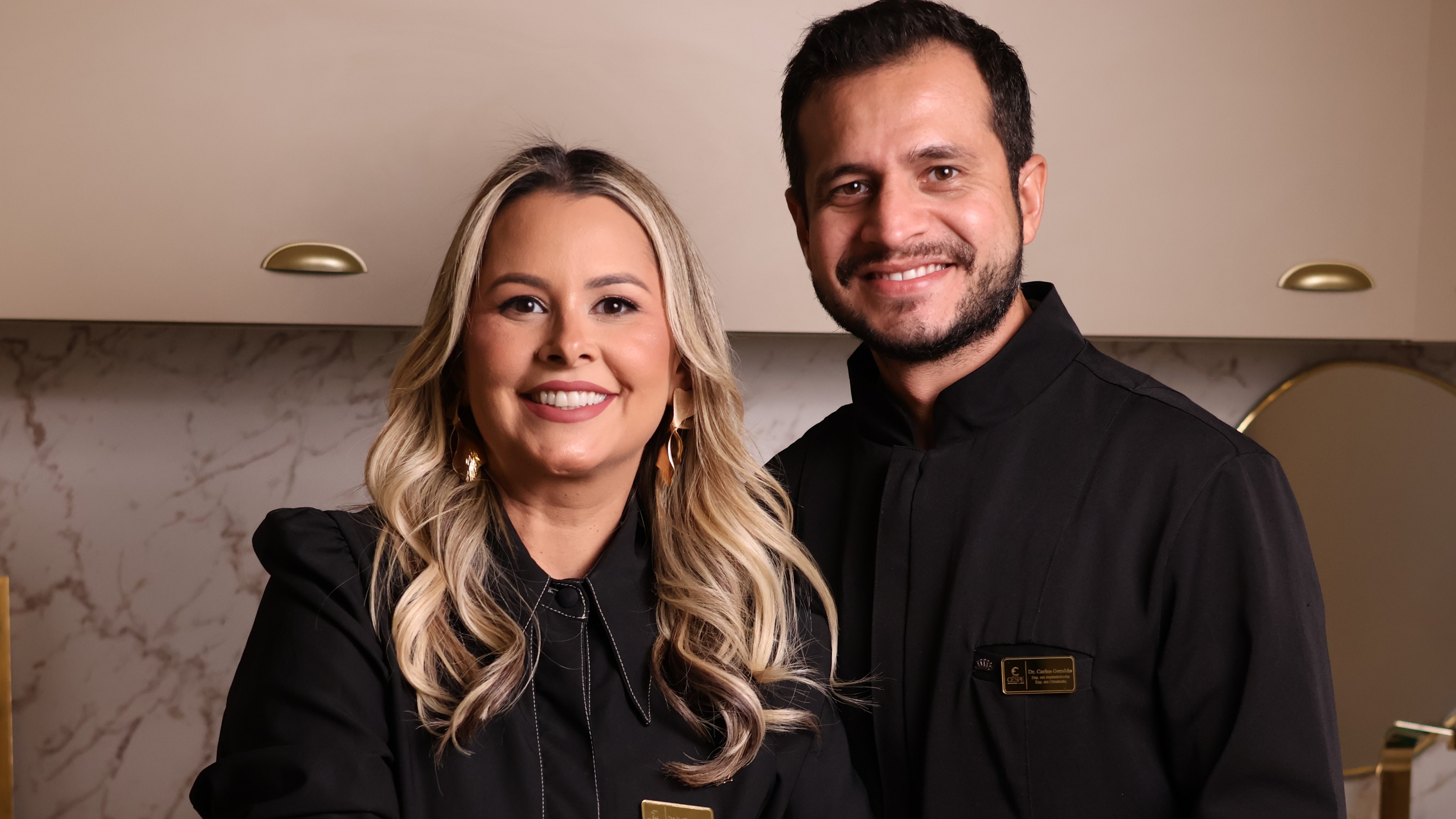 Drs. Natália e Carlos Cespe caminhando pelo corredor da clínica ao entardecer